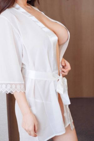 欧美丰满比基尼美女_免费国语在线观看